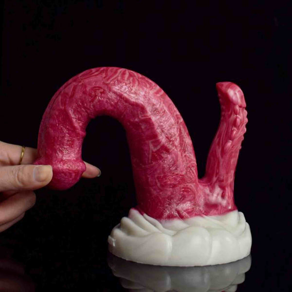 Dildo flessibile rosso scuro Dragon Horse Divine Beast tenuto in mano su sfondo nero lucido