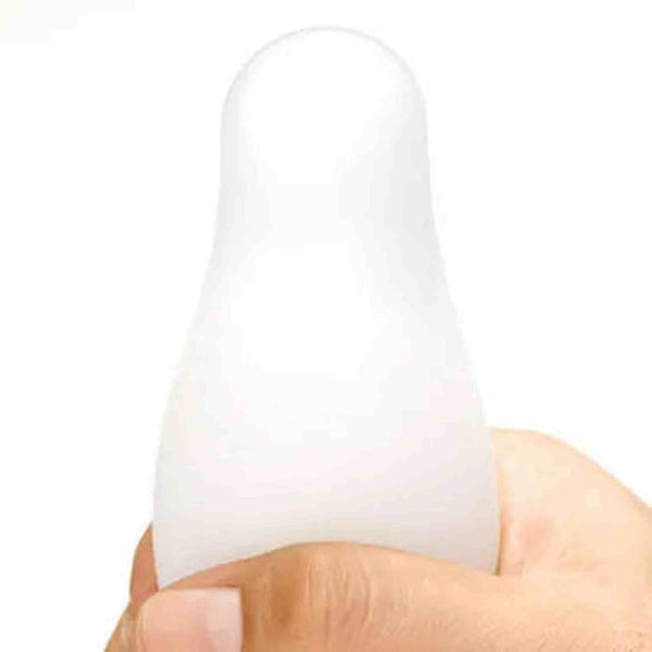 Mano che tiene Tenga EGG Cloudy masturbatore bianco opaco forma ergonomica curva
