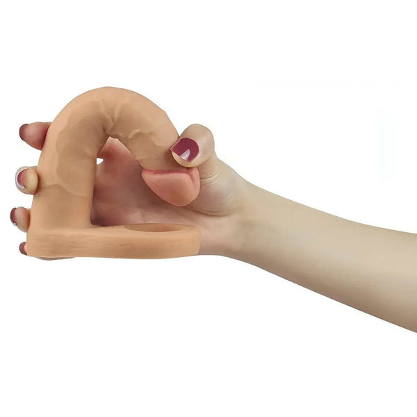 Doppio dildo vibrante rosa carne tenuto in mano mostra dimensioni e texture