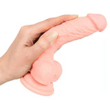 Fallo realistico silicone rosa carne 18 cm flessibile tenuto in mano per mostrare consistenza