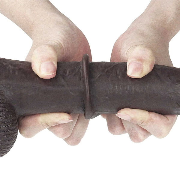 Dildo nero con anello elastico al glande mostrato da due mani