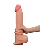 Dildo realistico color carne tenuto da mano, mostra venature, glande rosa e base con disco