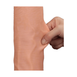 Primo piano pressione mano su dildo morbido colore carne, evidenzia elasticità texture ondulata