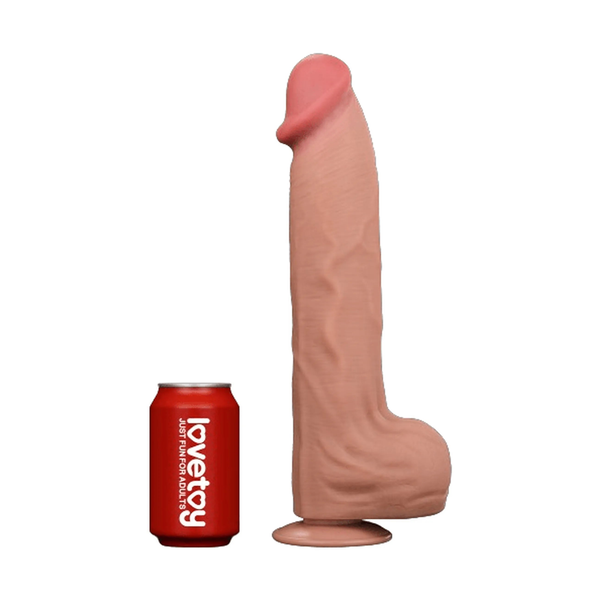 Dildo realistico 36 cm accanto lattina Lovetoy per confronto dimensioni, base piatta e testa rosa