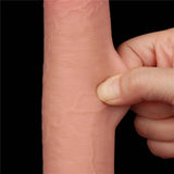 Dildo rosa carne morbido con texture vene naturalistiche premuto dalla mano