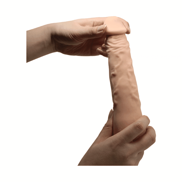 Dildo morbido rosa carne tenuto in mano per dimostrare flessibilità