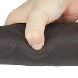 Dildo nero in silicone realistico con texture venata e flessibilità morbida
