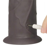 Primo piano ricarica magnetica porta DC su base dildo vibrante nero in silicone flessibile