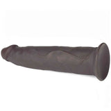 Dildo vibrante nero in silicone posizionato orizzontalmente con logo DC e base piatta stabile