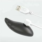 Angolazione laterale dildo vibrante nero con connettore magnetico bianco e cavo USB per ricarica