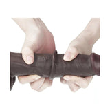 Dildo nero morbido ed elastico che mostra flessibilità del materiale TPE
