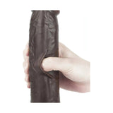 Dildo nero con fessura laterale e texture pelle scura tenuta in mano