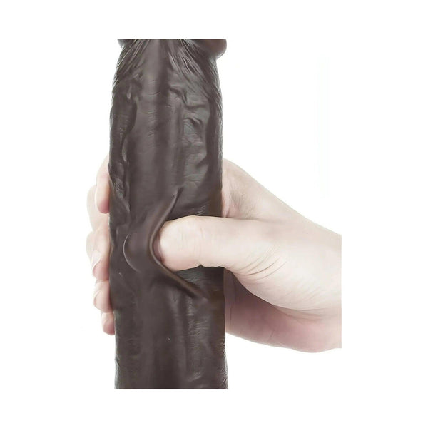 Dildo nero con fessura laterale e texture pelle scura tenuta in mano