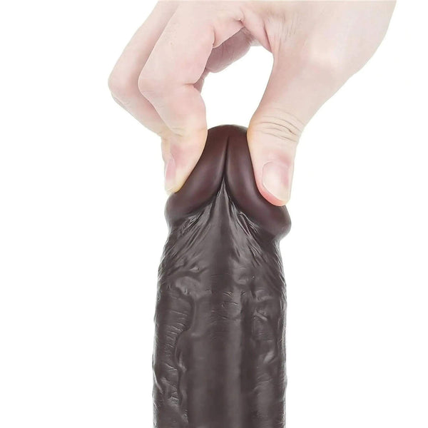 Primo piano punta dildo nero morbida e flessibile sotto pressione dita