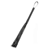Vista frontale flogger nero Fetish Fantasy Series con frange uniformi e design ergonomico
