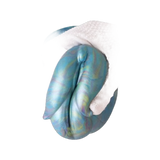 Struttura organica petali silicone multicolore tenuta da guanto bianco
