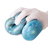 Flessibilità del silicone iridescente dimostrata da mano con guanto bianco