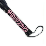 Dettaglio manico fustino pelle scamosciata motivo zebra rosa e nero