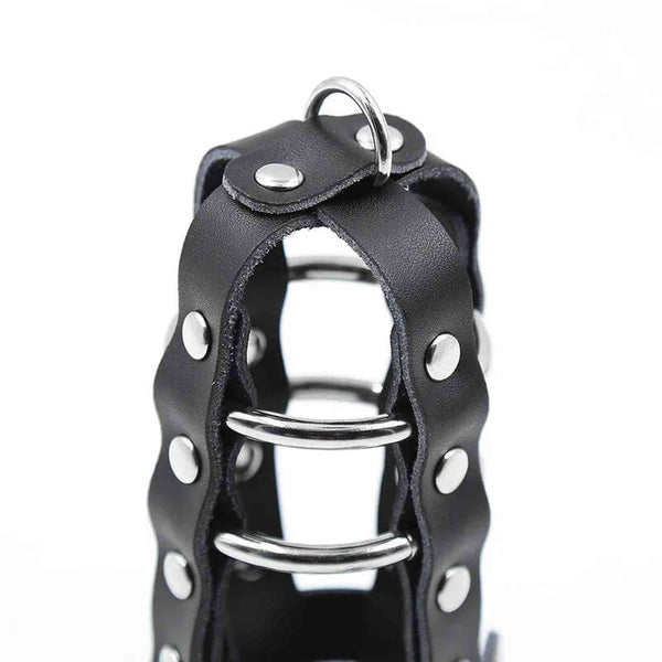 Dettaglio texture cuoio nero e anelli metallici gabbia castità
