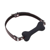 Collare pelle nera con osso silicone nero vista angolata anelli metallici