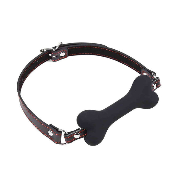 Collare pelle nera con osso silicone nero vista angolata anelli metallici