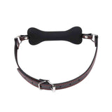 Collare in pelle nera con cuciture rosse e osso in silicone nero