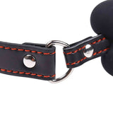 Dettaglio connettore collare pelle nera fibbia argento e osso silicone