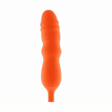 Dettaglio ravvicinato vibratore a spinta arancione silicone con base sottile e rilievi concentrici