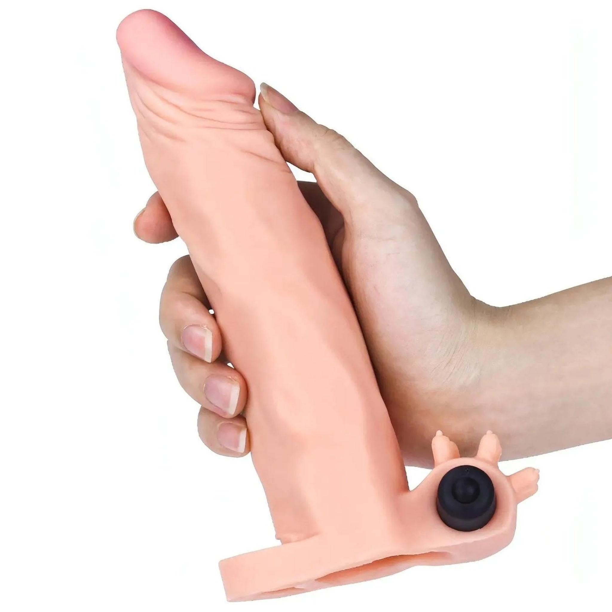 Guaina fallica realistica con stimolatore clitorideo e anello - 5 cm extra