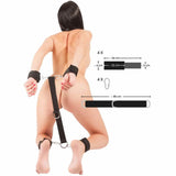 Set polsiere e cavigliere nero in tessuto con anelli metallici e moschettoni