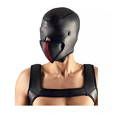Harnes nero caucciù e maschera perforata rosso look fetish