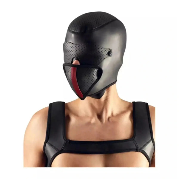 Harnes nero caucciù e maschera perforata rosso look fetish