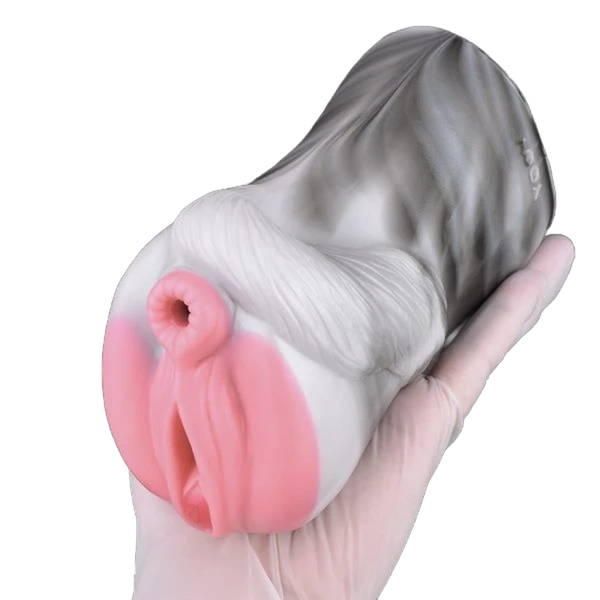 Toy masturbatore Horse Nana grigio chiaro in silicone tenuto in mano