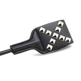 Testa frustino nera con borchie metalliche argento e cuciture visibili