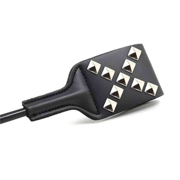 Testa frustino nera con borchie metalliche argento e cuciture visibili