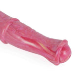 Primo piano punta dildo rosa silicone lucido con apertura centrale e venature