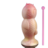 Statuetta pesce koi opaca rosa-gialla con bacchetta rosa su base scura
