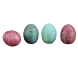 Quattro uova ovali per pesce koi rosso, verde, azzurro e rosa metallico