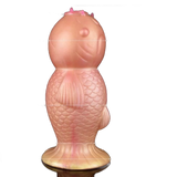Statuetta pesce koi rosa iridescente con scaglie incise e base dorata