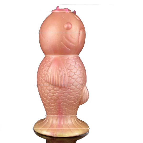 Statuetta pesce koi rosa iridescente con scaglie incise e base dorata