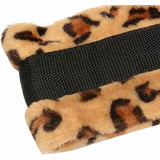 Dettaglio bordo imbottitura peluche leopardato su cinghia nera tessile