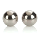 Sfere Kegel in metallo liscio su sfondo bianco