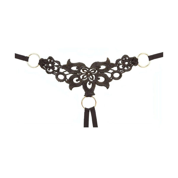 Dettaglio mutandina thong nera Cottelli con pizzo floreale centrale e anelli metallici laterali