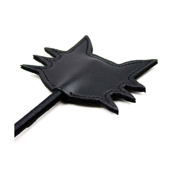 Paddle nero in ecopelle vista laterale superficie liscia e cuciture precise