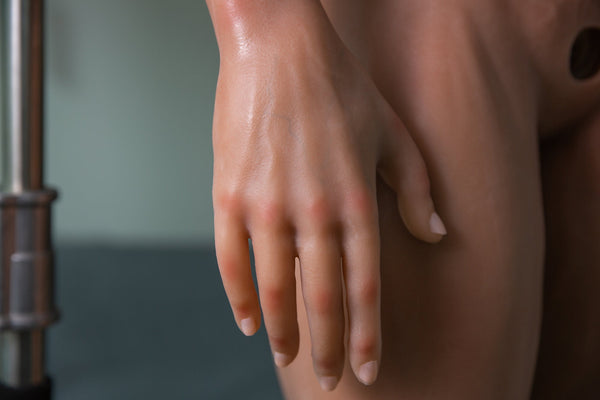 Dettaglio mano destra manichino maschile realistico vene e unghie naturali