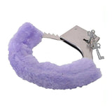 Dettaglio manette BDSM in metallo lucido con imbottitura morbida lilla