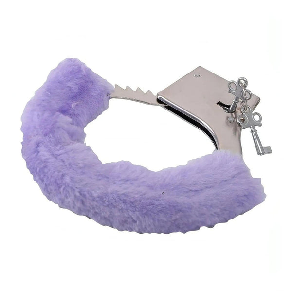 Dettaglio manette BDSM in metallo lucido con imbottitura morbida lilla