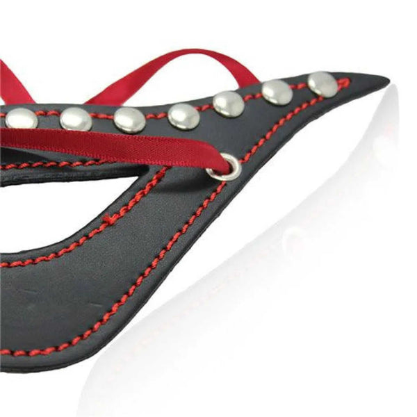 Maschera Secret Black dettaglio pelle con cuciture rosse e bottoni metallici