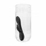 Vibratore rabbit nero in silicone resistente all'acqua immerso nel vetro