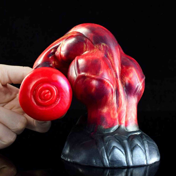 Dildo Nick Magmara rosso marmorizzato tenuto in mano mostra spirale centrale